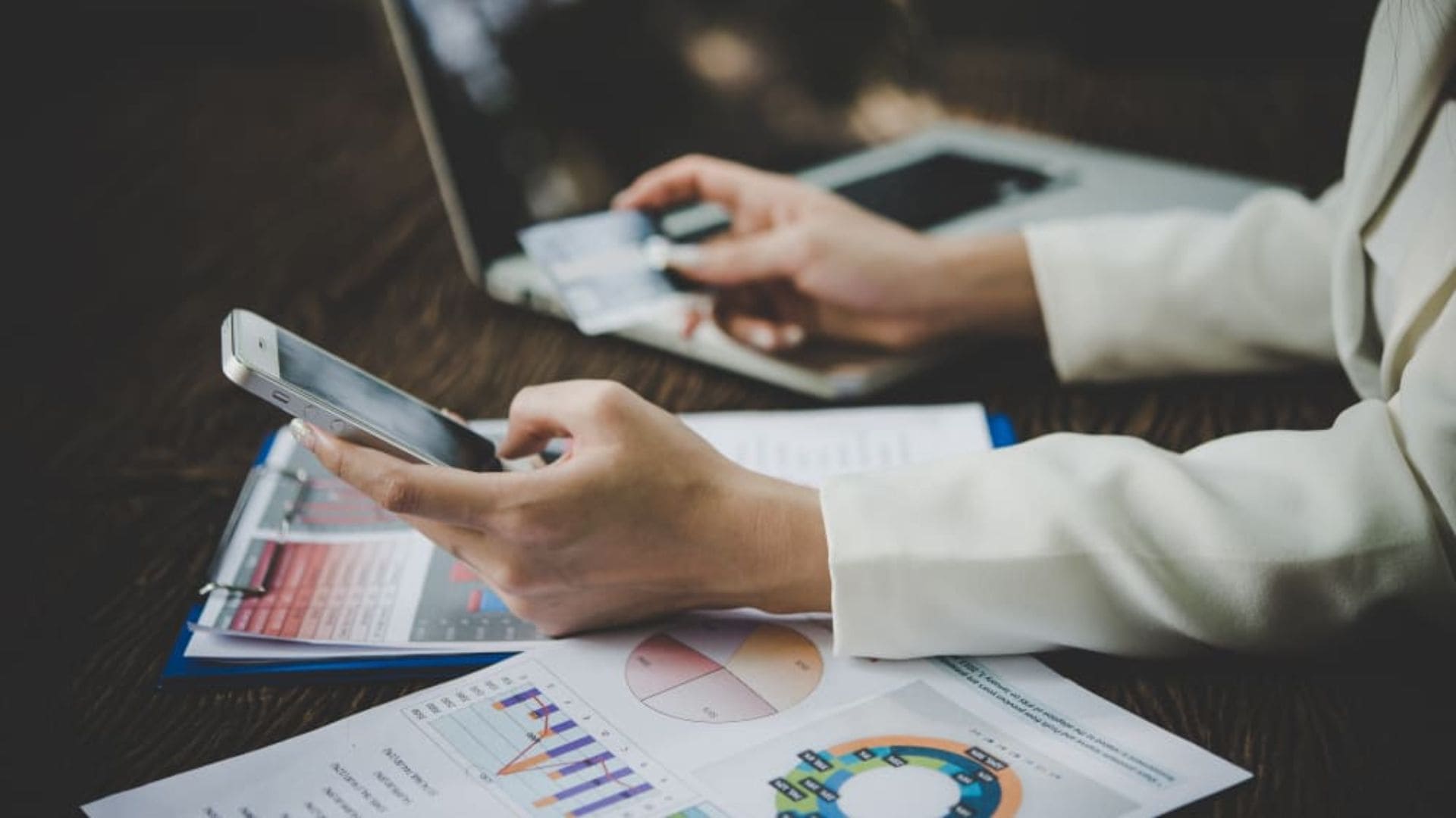 Assessoria de imprensa digital e tráfego pago: qual gera mais autoridade?